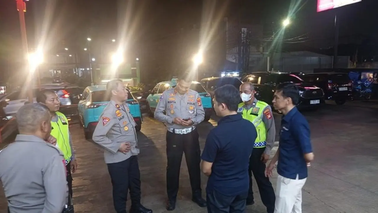 Apes Ganda: Taksi Listrik di Tangerang Ditabrak Mobil Lain, Lalu Hantam Restoran Apes Ganda: Taksi Listrik di Tangerang Ditabrak Mobil Lain, Lalu Hantam Restoran