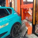 Taksi Listrik Tanpa Sopir Tabrak Restoran Ayam Goreng di Tangerang, Kerugian Capai Rp 4 Juta