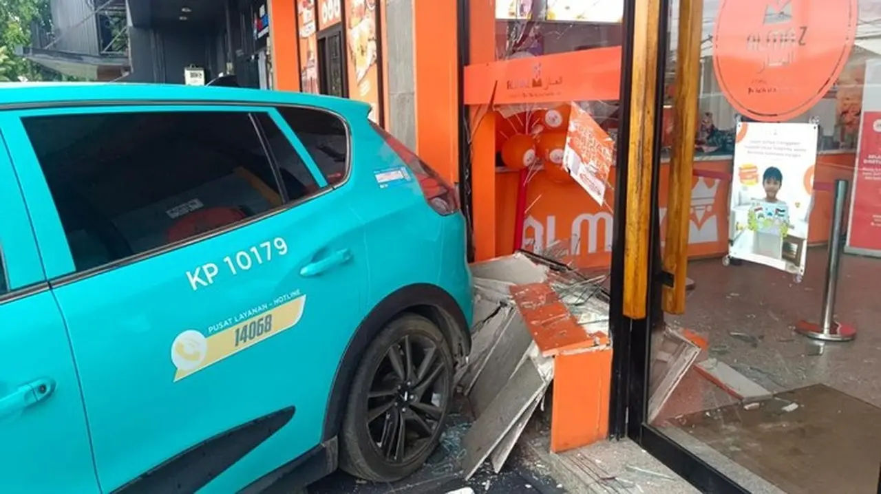 Taksi Listrik Tanpa Sopir Tabrak Restoran Ayam Goreng di Tangerang, Kerugian Capai Rp 4 Juta Taksi Listrik Tanpa Sopir Tabrak Restoran Ayam Goreng di Tangerang, Kerugian Capai Rp 4 Juta
