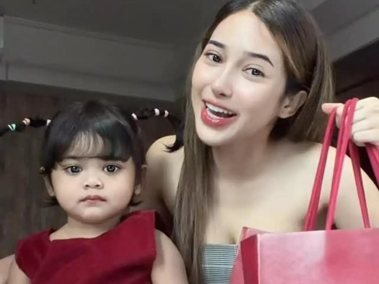 Selebgram Dilan Janiyar Beri Kado Gelang Cartier Rp 35 Juta untuk Putri yang Berulang Tahun ke-2 Selebgram Dilan Janiyar Beri Kado Gelang Cartier Rp 35 Juta untuk Putri yang Berulang Tahun ke-2