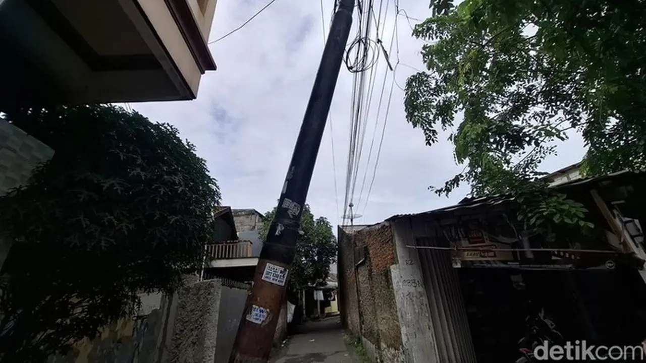 Tradisi Unik Pukulan Tiang Listrik di Cengkareng dan Cikoko: Penanda Waktu hingga Alarm Keamanan Warga