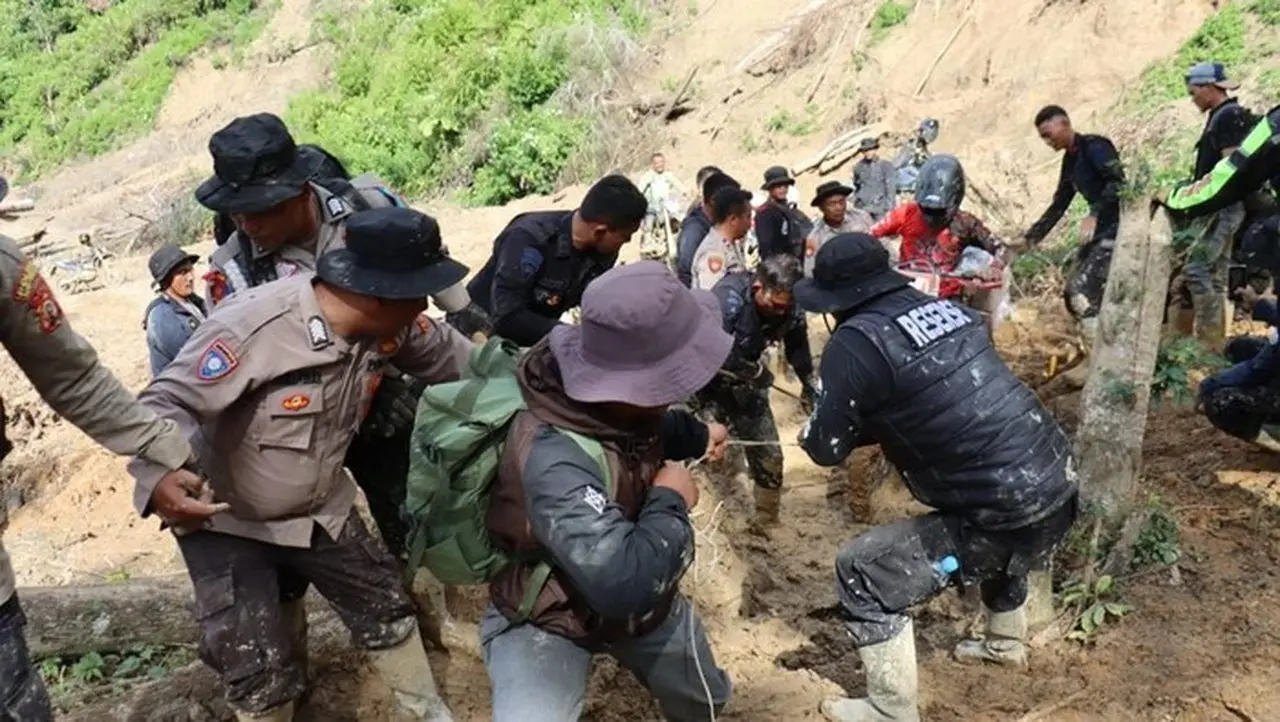 Medan Terjal Ditempuh, Polres Aceh Tengah Distribusikan Bantuan ke Warga Terdampak Bencana Medan Terjal Ditempuh, Polres Aceh Tengah Distribusikan Bantuan ke Warga Terdampak Bencana