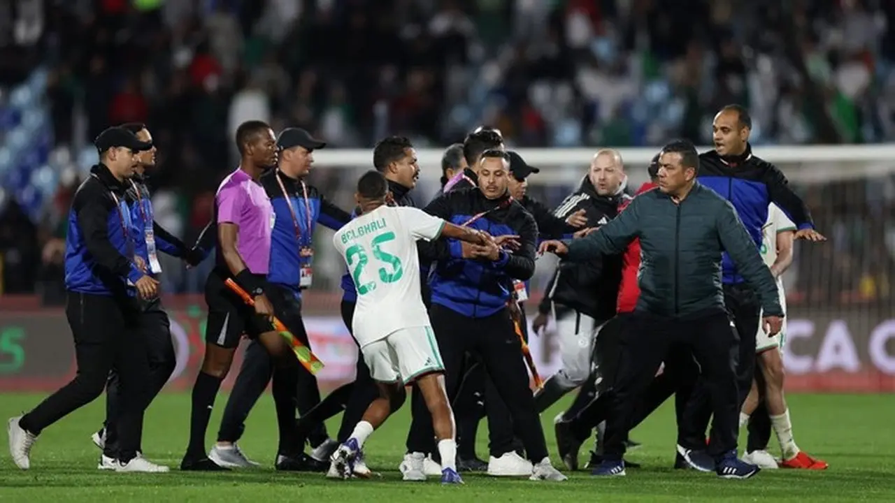 Usai Kalah dari Nigeria, Timnas Aljazair ‘Serang’ Wasit hingga ke Lorong Stadion Usai Kalah dari Nigeria, Timnas Aljazair ‘Serang’ Wasit hingga ke Lorong Stadion