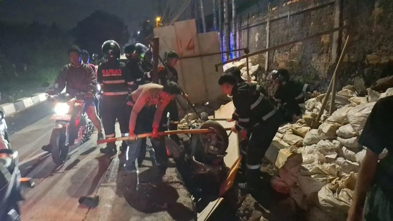 Pria di Bogor Dikeroyok Rombongan Motor, Jatuh ke Lubang Galian Saat Berkendara Pria di Bogor Dikeroyok Rombongan Motor, Jatuh ke Lubang Galian Saat Berkendara