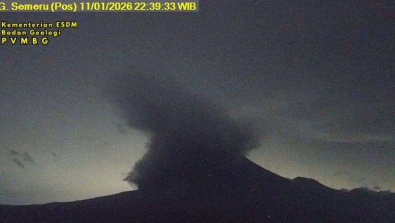 Gunung Semeru Kembali Luncurkan Awan Panas Sejauh 5 Kilometer pada Malam Hari Gunung Semeru Kembali Luncurkan Awan Panas Sejauh 5 Kilometer pada Malam Hari