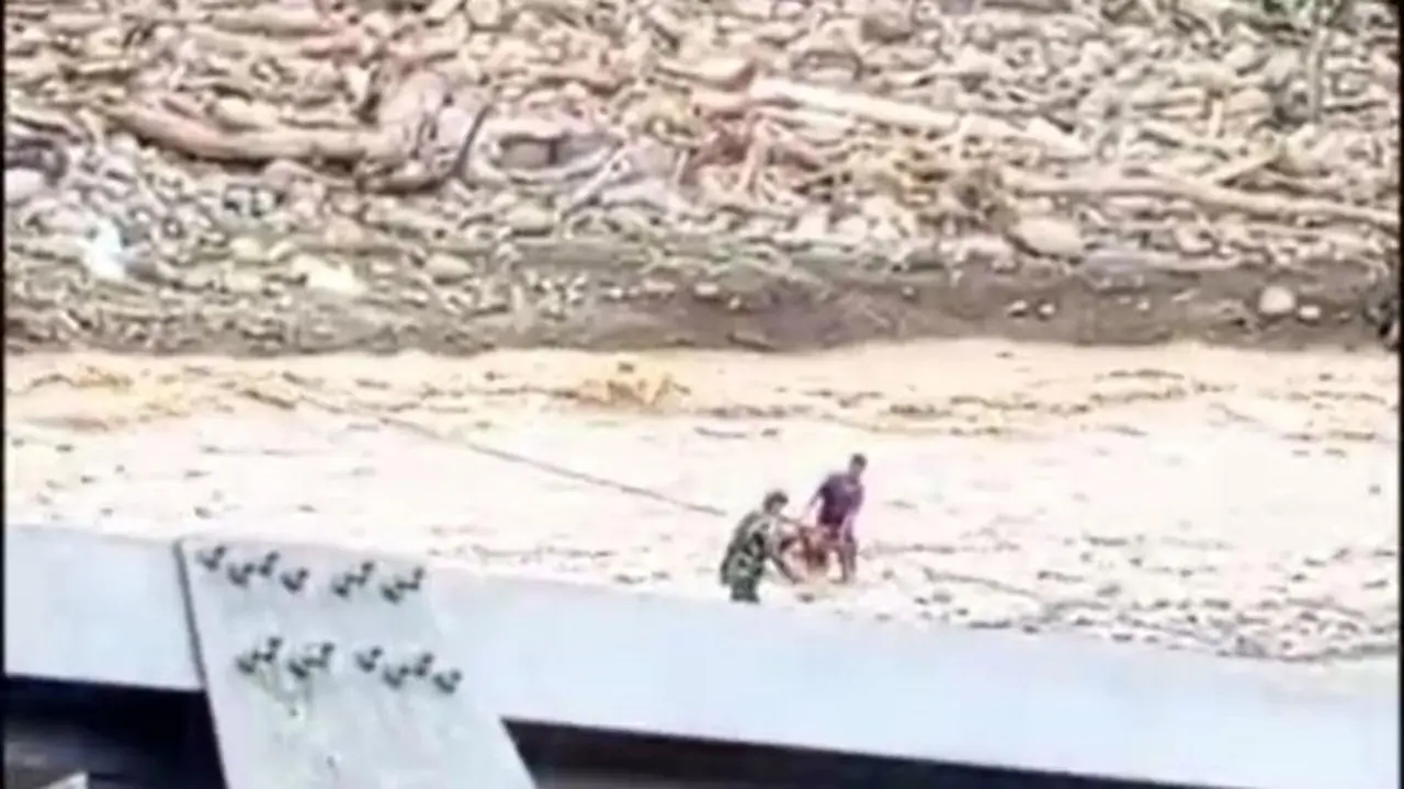 Aksi Heroik Prajurit TNI Selamatkan Warga Aceh Tengah yang Terseret Arus Banjir