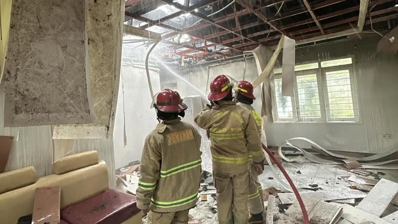 Vila di Puncak Bogor Dilalap Api Akibat Korsleting Listrik, WNA Sewa Jadi Saksi Vila di Puncak Bogor Dilalap Api Akibat Korsleting Listrik, WNA Sewa Jadi Saksi