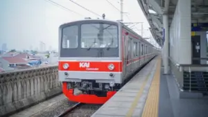 Banjir dan Pohon Tumbang Lumpuhkan Jalur KRL Angke-Kampung Bandan, Perjalanan Terganggu