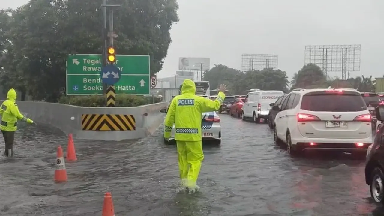 Genangan Air 40 Cm di Rawa Bokor Sebabkan Macet 1 Km di Tol Cengkareng
