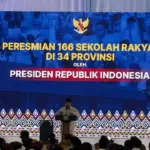 Prabowo Subianto Puji Kolaborasi Baris-Berbaris Siswa Sekolah Rakyat di Banjarbaru