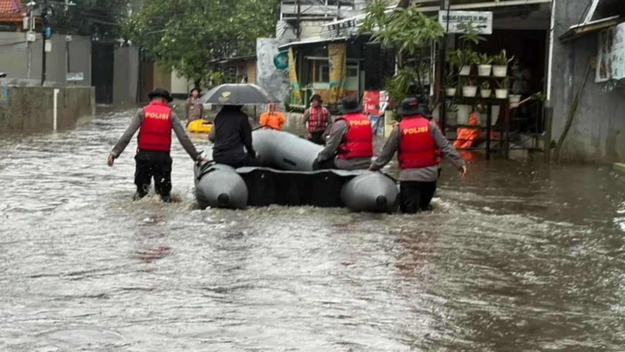 Banjir 70 Cm Rendam Aspol Pondok Karya, Polda Metro Jaya Evakuasi Warga