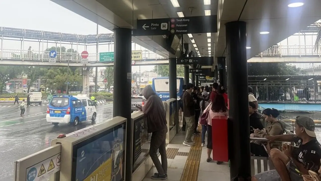 Banjir Landa Jakarta, Rute Bus Transjakarta Koridor 9 Diperpendek Hingga Grogol Banjir Landa Jakarta, Rute Bus Transjakarta Koridor 9 Diperpendek Hingga Grogol