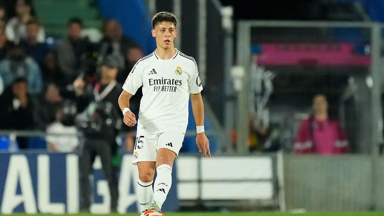 Arda Guler Terpeleset Saat Kesal Usai Real Madrid Kalah dari Barcelona di Piala Super Spanyol Arda Guler Terpeleset Saat Kesal Usai Real Madrid Kalah dari Barcelona di Piala Super Spanyol