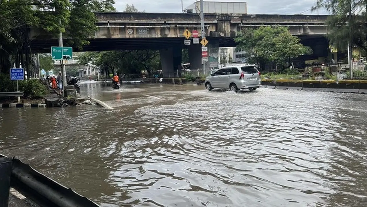 Banjir Jembatan Tiga Jakarta Utara Surut, Jalanan Kembali Bisa Dilintasi Kendaraan Banjir Jembatan Tiga Jakarta Utara Surut, Jalanan Kembali Bisa Dilintasi Kendaraan
