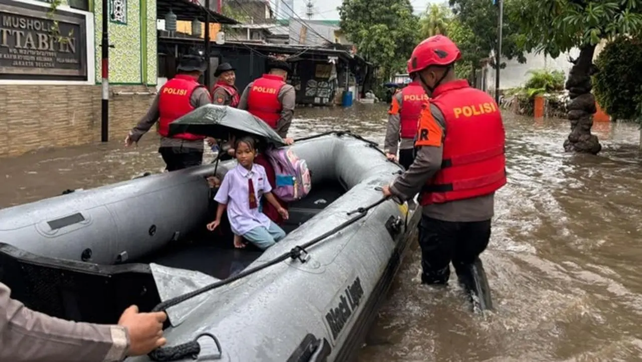Banjir Jakarta: Brimob Polda Metro Jaya Evakuasi Warga dan Antar Siswa Sekolah dengan Perahu Karet Banjir Jakarta: Brimob Polda Metro Jaya Evakuasi Warga dan Antar Siswa Sekolah dengan Perahu Karet
