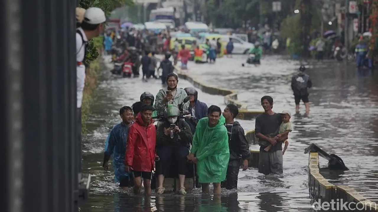 Banjir 60 Cm Lumpuhkan Jalan Gunung Sahari, Lalin Dialihkan ke Sunda Kelapa Banjir 60 Cm Lumpuhkan Jalan Gunung Sahari, Lalin Dialihkan ke Sunda Kelapa