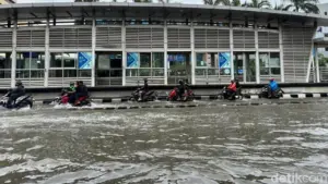Banjir Masih Rendam Jalan Mangga Dua Raya, Pengendara Motor Terpaksa Lewati Jalur TransJakarta