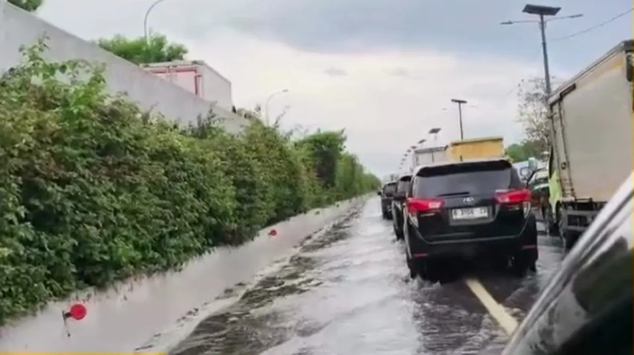 Genangan Air Masih Rendam Tol Sedyatmo Arah Bandara Soetta, Lalin Tersendat Genangan Air Masih Rendam Tol Sedyatmo Arah Bandara Soetta, Lalin Tersendat