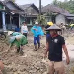 Warga Pandeglang Swadaya Perbaiki Jalan Rusak Puluhan Tahun, Harap Bantuan Pemprov