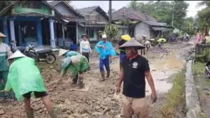 Warga Pandeglang Swadaya Perbaiki Jalan Rusak Puluhan Tahun, Harap Bantuan Pemprov