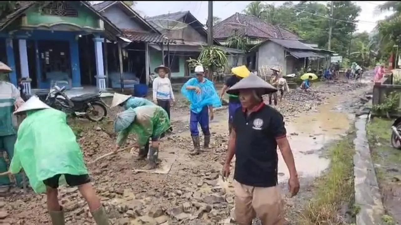 Warga Pandeglang Swadaya Perbaiki Jalan Rusak Puluhan Tahun, Harap Bantuan Pemprov