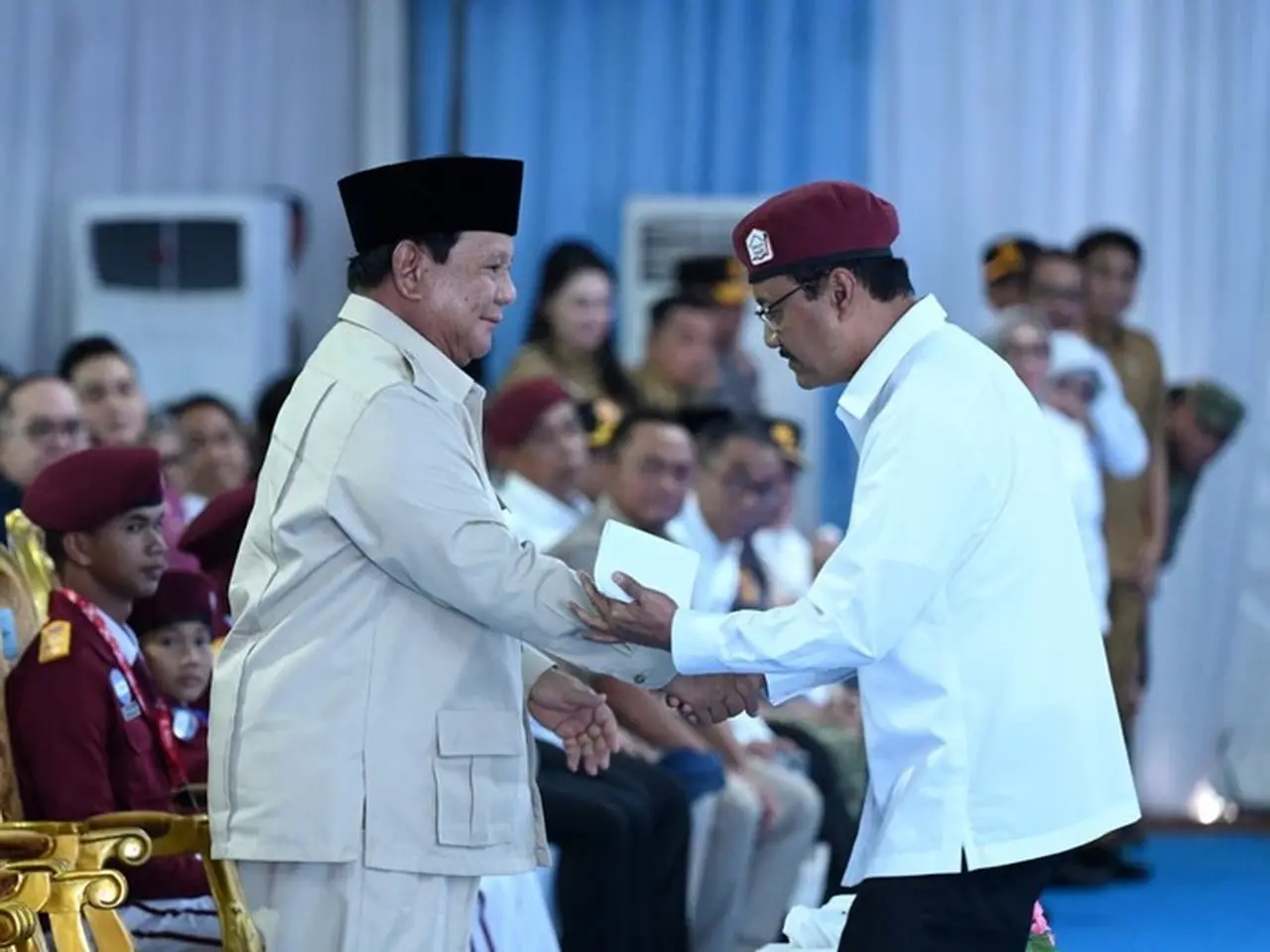 Momen Haru Peresmian 166 Sekolah Rakyat, Gus Ipul Dipeluk Presiden Prabowo Momen Haru Peresmian 166 Sekolah Rakyat, Gus Ipul Dipeluk Presiden Prabowo