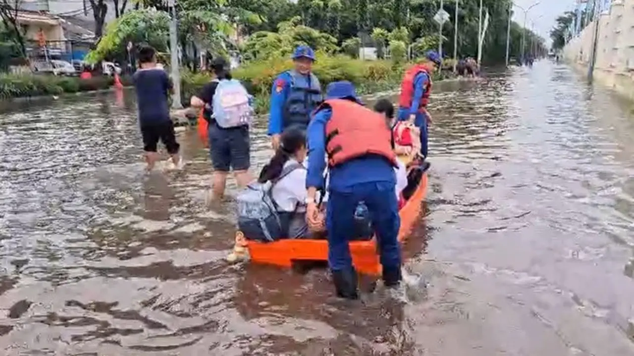 Antisipasi Banjir Kiriman, Ditpolairud Polda Metro Jaya Patroli Intensif di Pluit Jakarta Utara