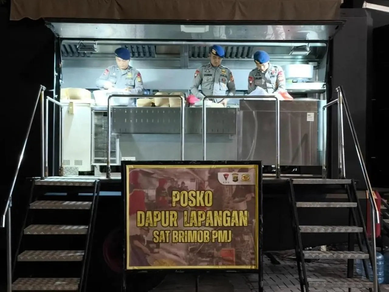 Brimob Polda Metro Dirikan Dapur Lapangan Bantu Warga Terdampak Banjir di Jakarta Utara