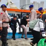 Kapal Mati Mesin di Pulau Onrust, Puluhan Penumpang KM Bima Dievakuasi Cepat oleh Polda Metro