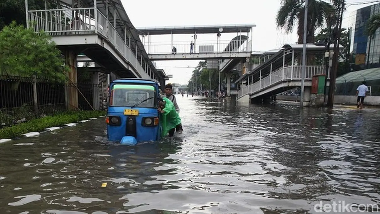 Banjir Jakarta: 22 RT dan 5 Jalan Masih Terendam Air 35 Cm Akibat Hujan Tinggi Banjir Jakarta: 22 RT dan 5 Jalan Masih Terendam Air 35 Cm Akibat Hujan Tinggi