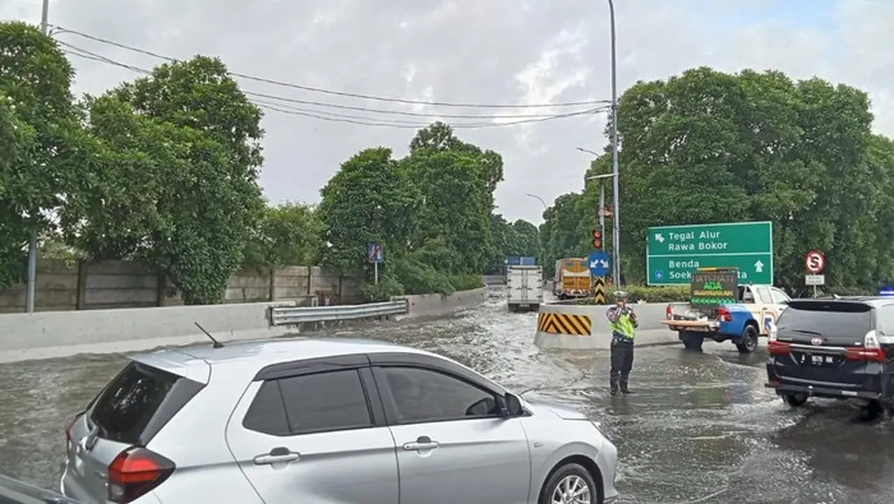 Genangan Air Masih Rendam Tol Sedyatmo KM 31+400, Lalin Menuju Bandara Soetta Melambat Genangan Air Masih Rendam Tol Sedyatmo KM 31+400, Lalin Menuju Bandara Soetta Melambat