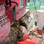 Tebing Pemakaman Longsor Akibat Hujan Deras, Aliran Sungai Cikaret Tertutup