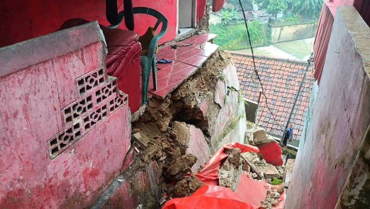Tebing Pemakaman Longsor Akibat Hujan Deras, Aliran Sungai Cikaret Tertutup Tebing Pemakaman Longsor Akibat Hujan Deras, Aliran Sungai Cikaret Tertutup