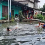 Banjir Pegangsaan Dua Jakarta Utara: Anak-anak Bermain Air, Warga Cuci Peralatan