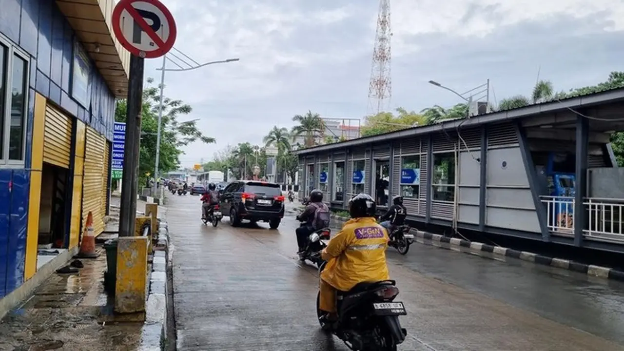 Banjir di Jalan Gunung Sahari Jakarta Pusat Surut, Lalu Lintas Kembali Normal Banjir di Jalan Gunung Sahari Jakarta Pusat Surut, Lalu Lintas Kembali Normal