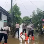 Banjir Parungpanjang Bogor Surut, Polisi Turun Tangan Bersihkan Lumpur Sisa Bencana