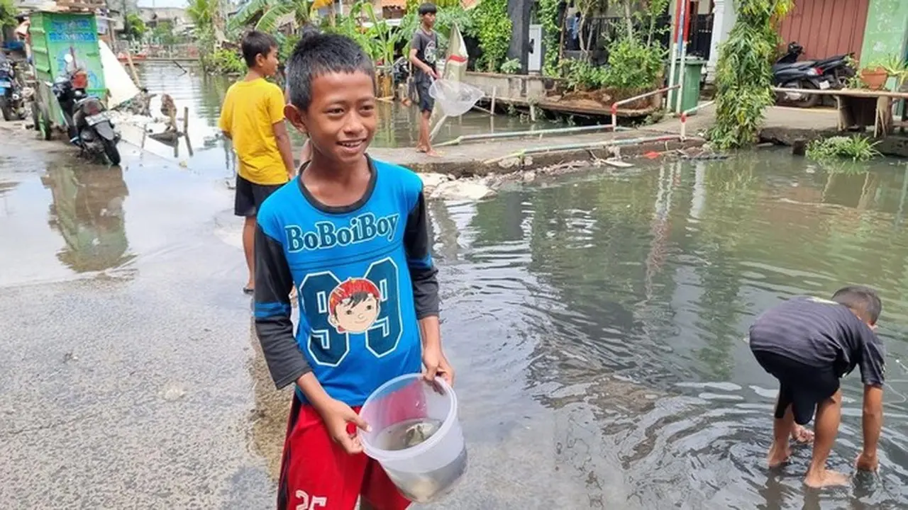 Banjir Pegangsaan Dua: Anak-Anak Ceria Menangkap Ikan untuk Lauk Pauk Banjir Pegangsaan Dua: Anak-Anak Ceria Menangkap Ikan untuk Lauk Pauk