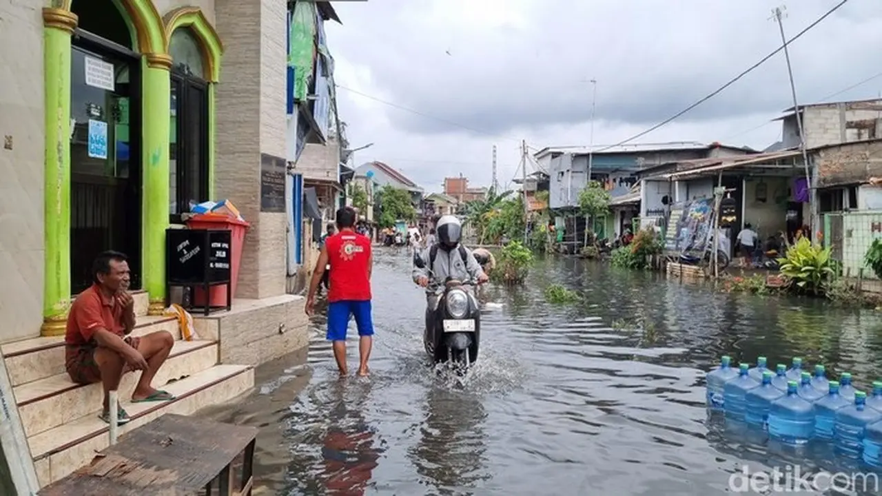Kakek Nyaris Tenggelam di Jakut Akibat Banjir Kali Cakung, Warga Pasang Tanda Bambu Kakek Nyaris Tenggelam di Jakut Akibat Banjir Kali Cakung, Warga Pasang Tanda Bambu