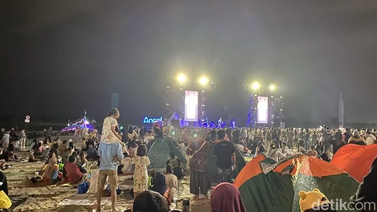 Hujan Tak Surutkan Semangat Warga Nikmati Konser Dewa 19 di Ancol Malam Tahun Baru Hujan Tak Surutkan Semangat Warga Nikmati Konser Dewa 19 di Ancol Malam Tahun Baru