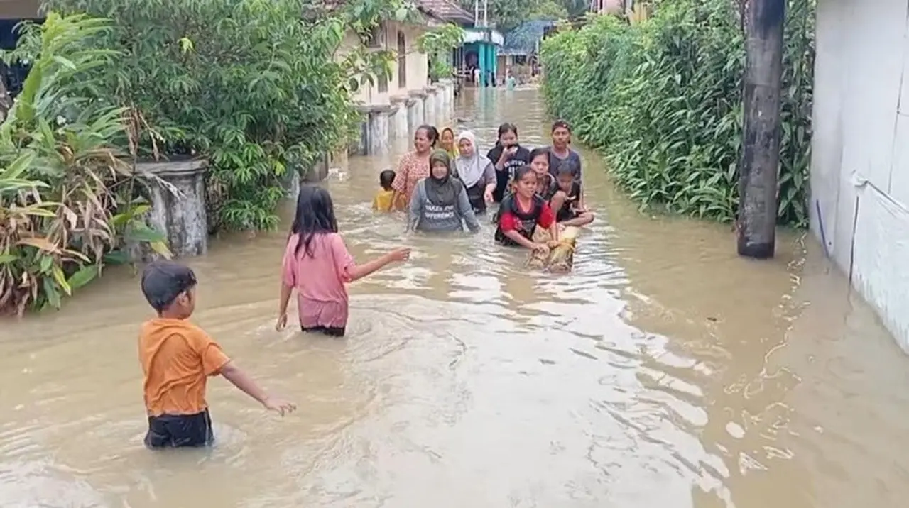 Banjir Pandeglang: 2 Kecamatan Masih Terendam, 100 Warga Mengungsi Banjir Pandeglang: 2 Kecamatan Masih Terendam, 100 Warga Mengungsi
