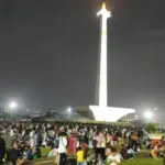 Hujan Tak Surutkan Warga, Yayat dari Berau Bertahan di Monas Sambut Tahun Baru