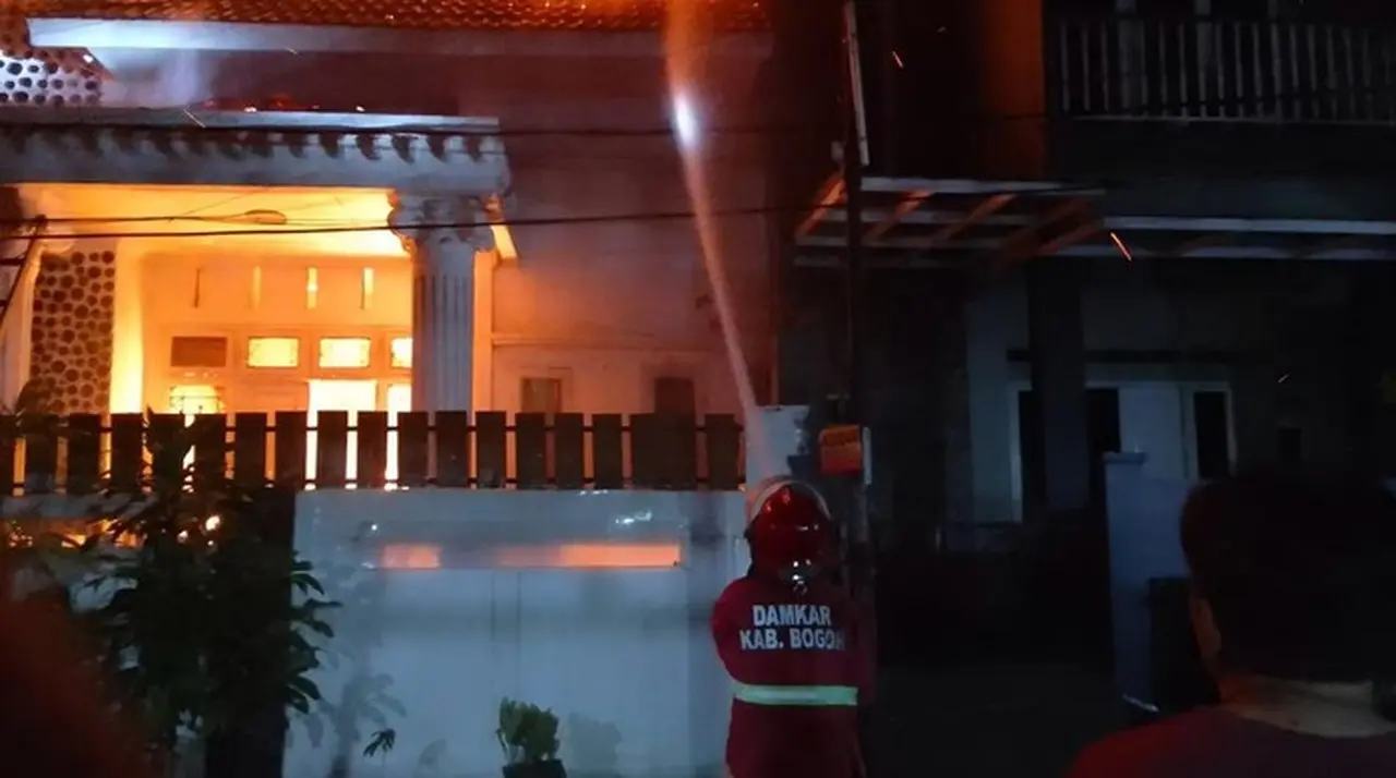 Rumah Dua Lantai di Gunung Putri Bogor Dilalap Api, Diduga Akibat Korsleting Listrik Rumah Dua Lantai di Gunung Putri Bogor Dilalap Api, Diduga Akibat Korsleting Listrik