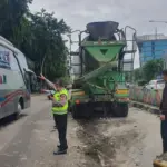 Truk Molen Lepas Kendali, Hantam Pembatas Jalan di Yos Sudarso Jakarta Utara