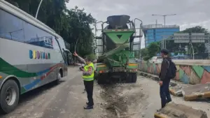 Truk Molen Lepas Kendali, Hantam Pembatas Jalan di Yos Sudarso Jakarta Utara