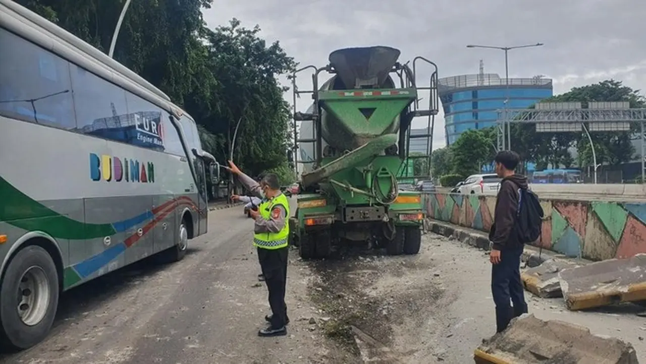 Truk Molen Lepas Kendali, Hantam Pembatas Jalan di Yos Sudarso Jakarta Utara Truk Molen Lepas Kendali, Hantam Pembatas Jalan di Yos Sudarso Jakarta Utara
