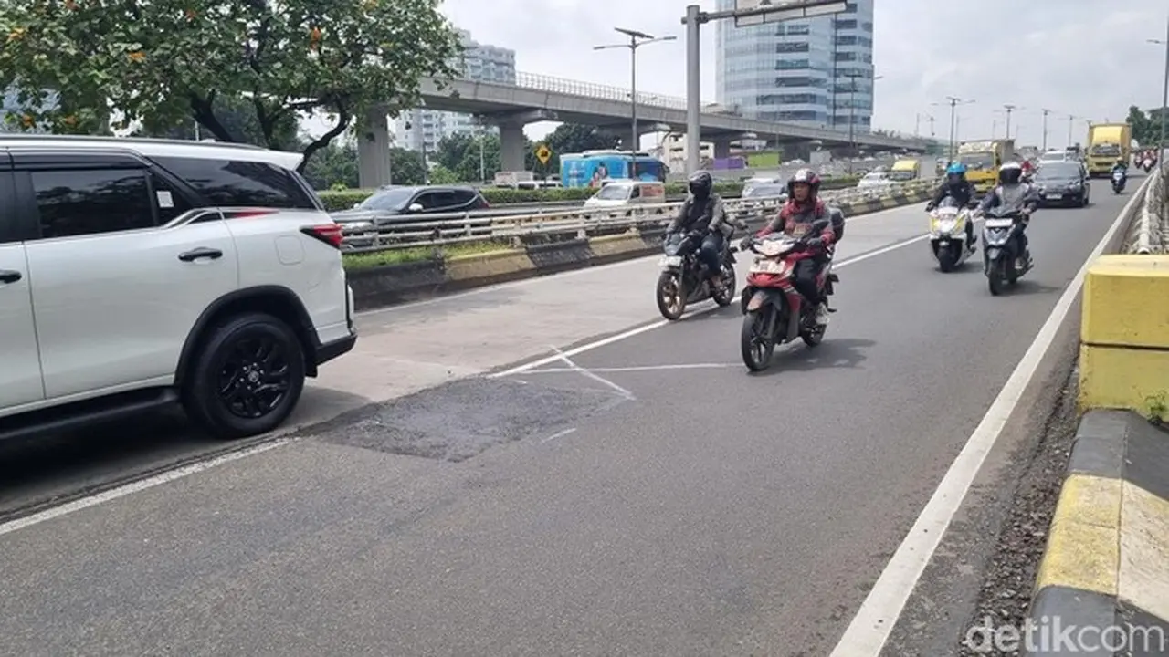 Lubang di Turunan Flyover Pancoran Ditambal, Pengendara Kini Bisa Melintas Normal Lubang di Turunan Flyover Pancoran Ditambal, Pengendara Kini Bisa Melintas Normal
