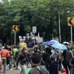 Massa Ojol Demo di Kedubes AS, Jalan Medan Merdeka Selatan Jakarta Pusat Ditutup Total