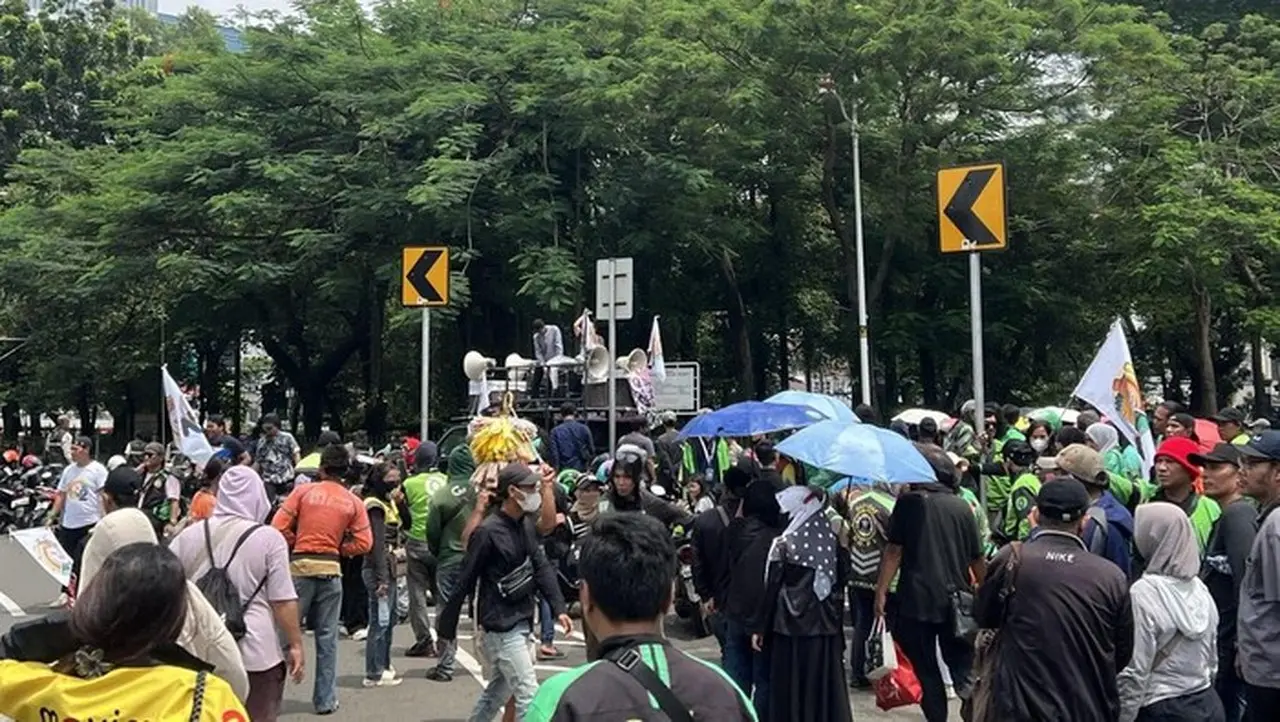 Massa Ojol Demo di Kedubes AS, Jalan Medan Merdeka Selatan Jakarta Pusat Ditutup Total Massa Ojol Demo di Kedubes AS, Jalan Medan Merdeka Selatan Jakarta Pusat Ditutup Total