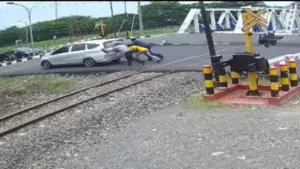 Kabid Humas Polda Jateng Selamatkan Mobil Belajar Mengemudi dari Terjangan Kereta