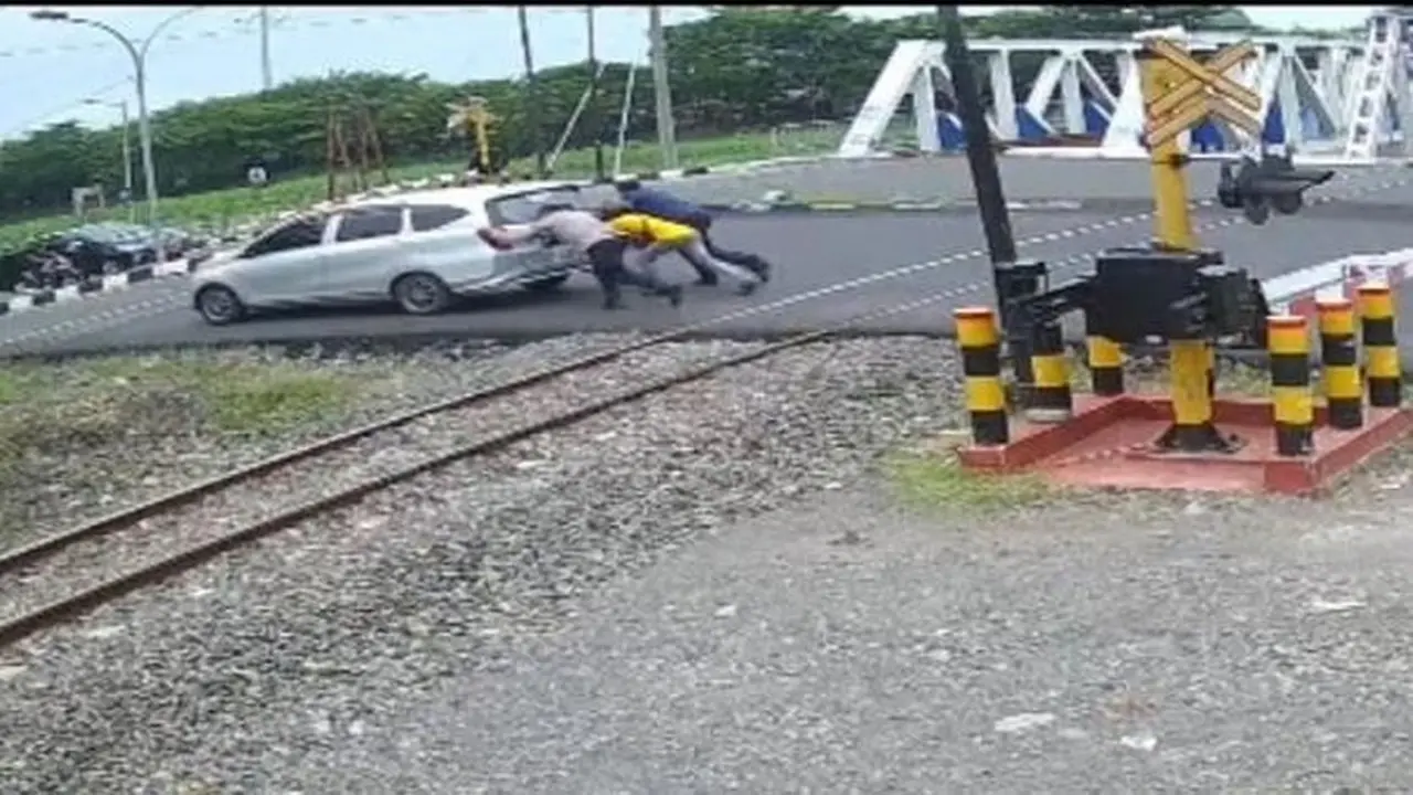 Kabid Humas Polda Jateng Selamatkan Mobil Belajar Mengemudi dari Terjangan Kereta